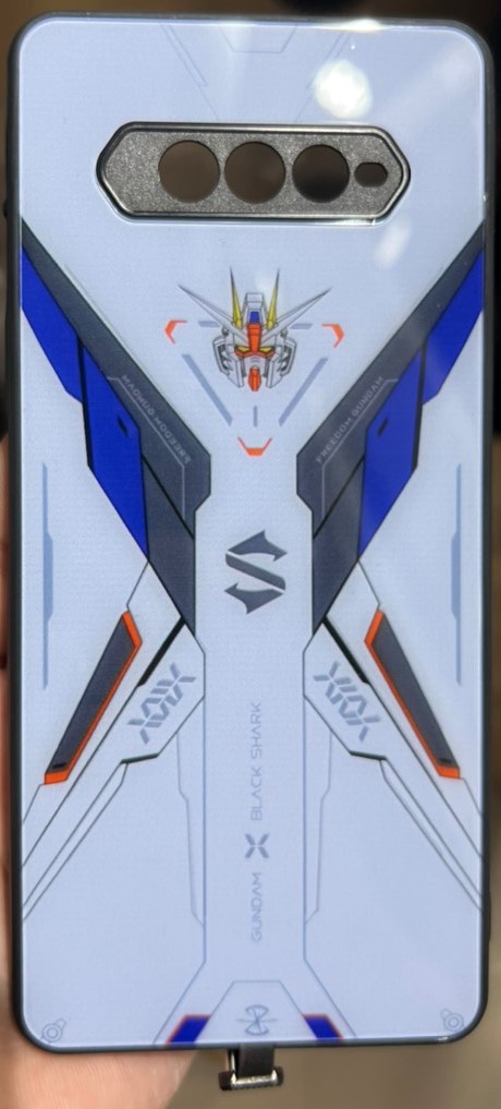 Ốp tản nhiệt Gundam là sự lựa chọn hoàn hảo để bảo vệ và tăng cường hiệu suất cho chiếc điện thoại yêu dấu của bạn. Thiết kế độc đáo và chất liệu bền vững sẽ giúp cho điện thoại của bạn luôn mát mẻ và không bị quá nóng trong quá trình sử dụng.